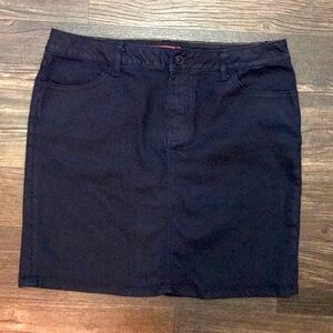 Tommy Hilfiger skirt dark denim w pockets & small slit in back size 6 button zip